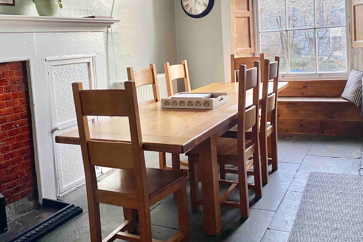 SALE! Enormous Luxury 4 Bed, Sleeps 8-10 gallery image 3