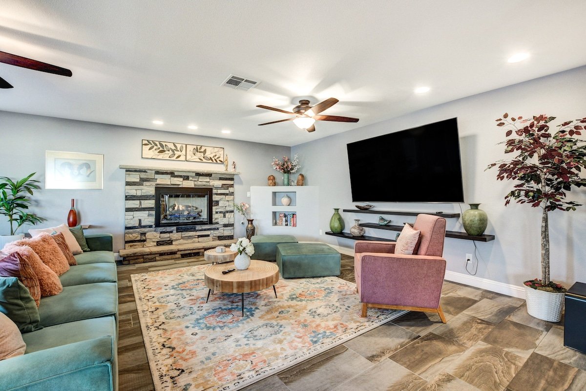 5BDRM Lux Estate- Heated Pool and Neon Arcade Room gallery image 3