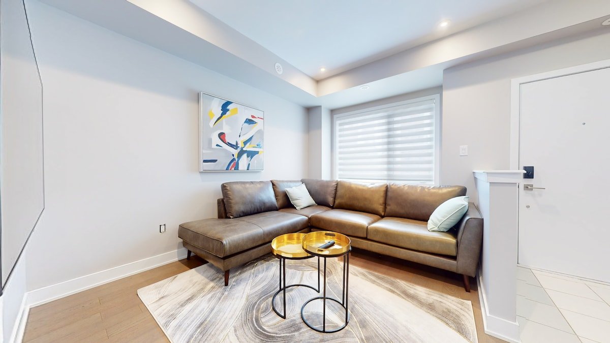 Spacious 5 Bedroom/5 Bath Townhouse gallery image 2