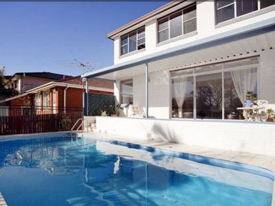 Stylish 5 BR House with Pool near Beach