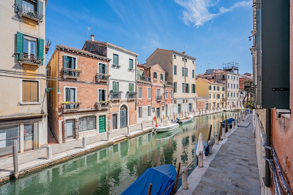Ca’ Canaletto Canal View Refreshed in 2024! gallery image 2