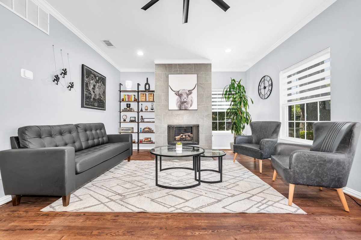 Highland Cottage – Central, Huge Yard + HOT TUB gallery image 5