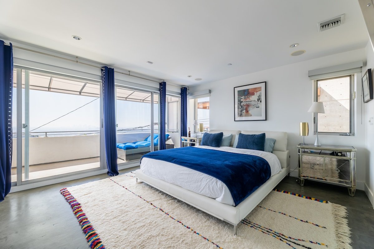 Luxurious, Hollywood Hills Modern Home with Views! gallery image 4