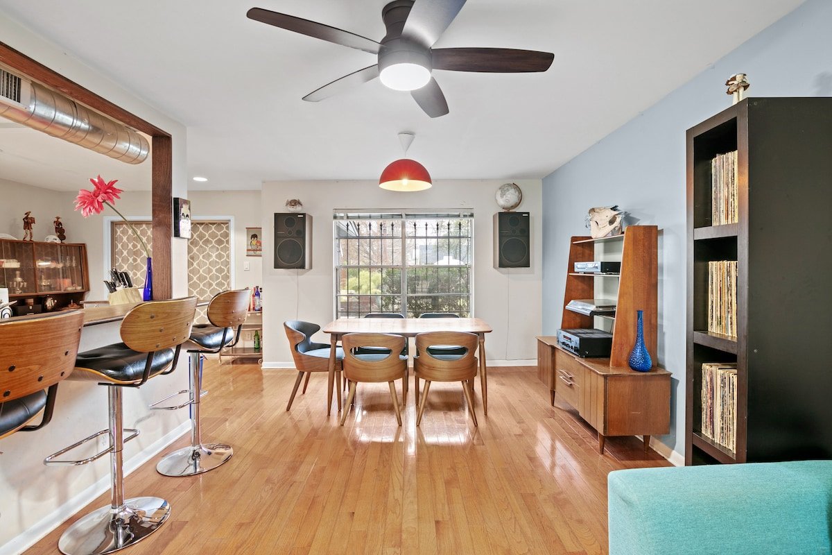 Huge 7 bed MCM House, Walk to Downtown! gallery image 3