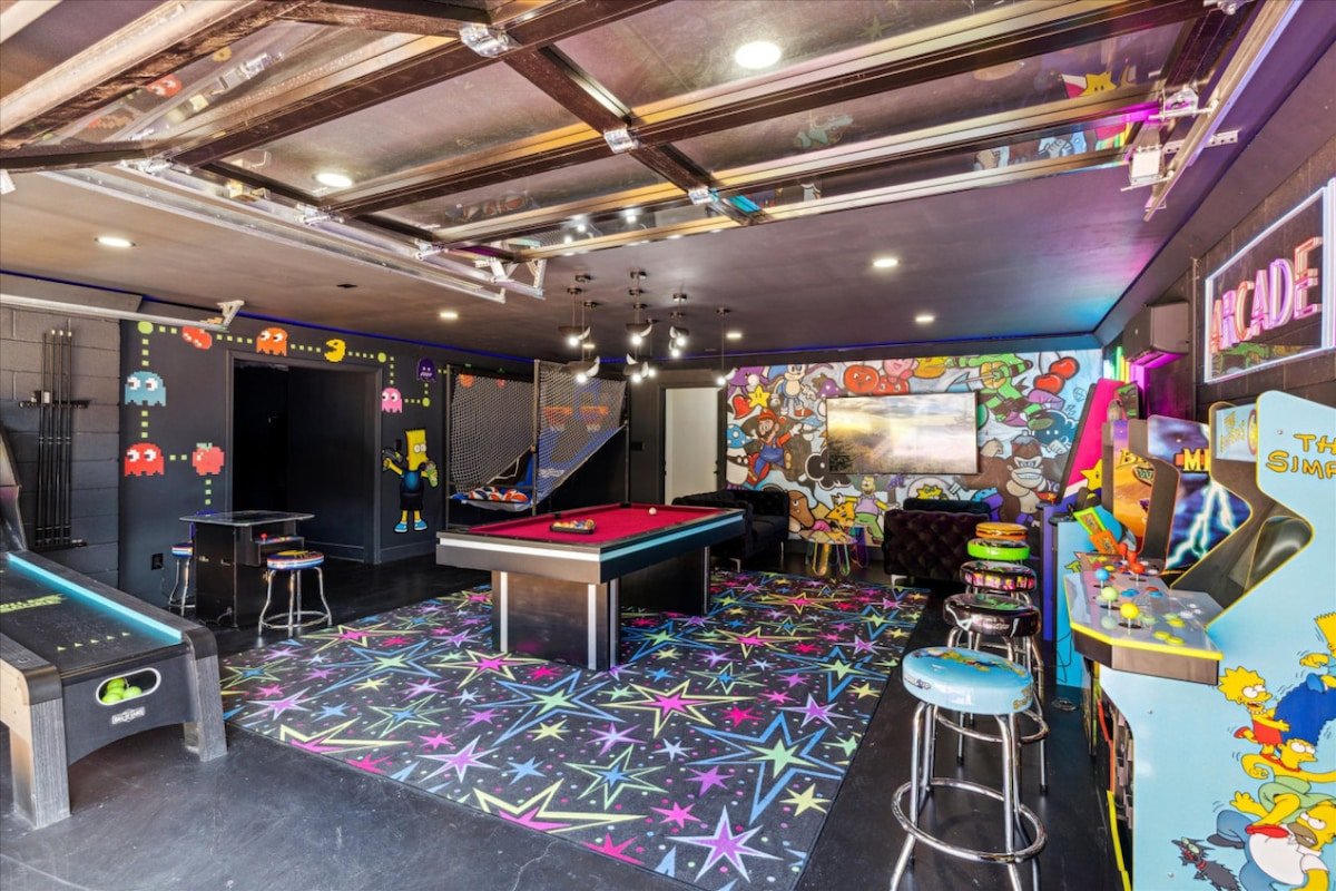 Luxury 8BR Cabin w/Pool, Hot Tub, Views & Arcade gallery image 3