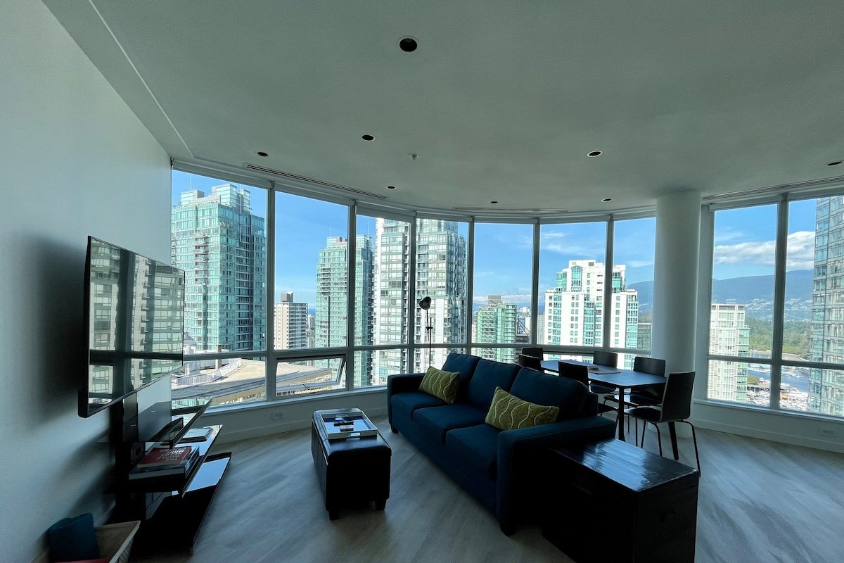 DT GEM! Central and Spacious Penthouse with Views gallery image 2