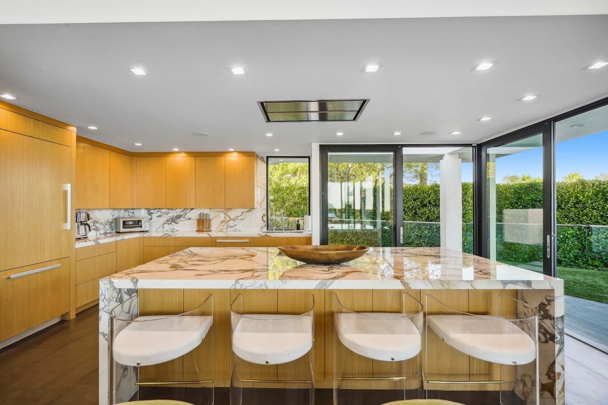 The Elvis Villa by Stay Awhile Villas gallery image 3