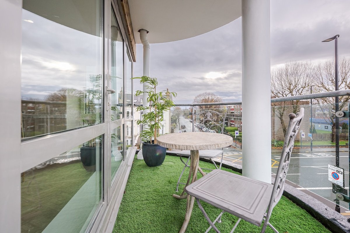 Modern 2Bd & Balcony in the heart of Chiswick gallery image 4