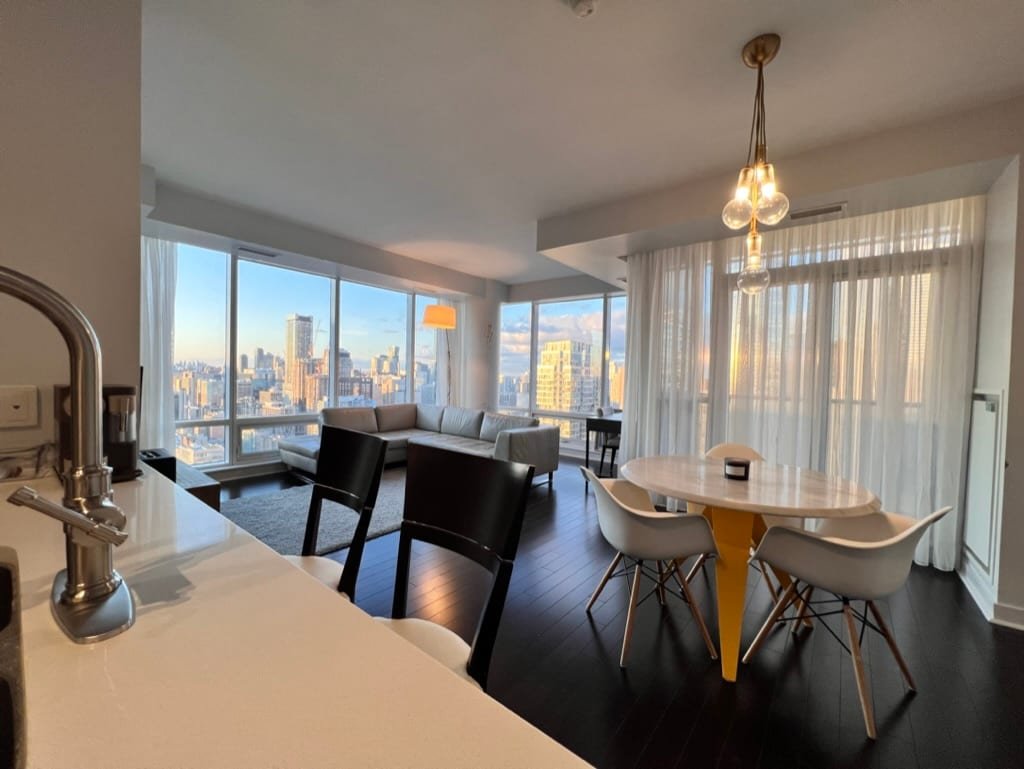 Spacious & luxury- heart of downtown gallery image 2