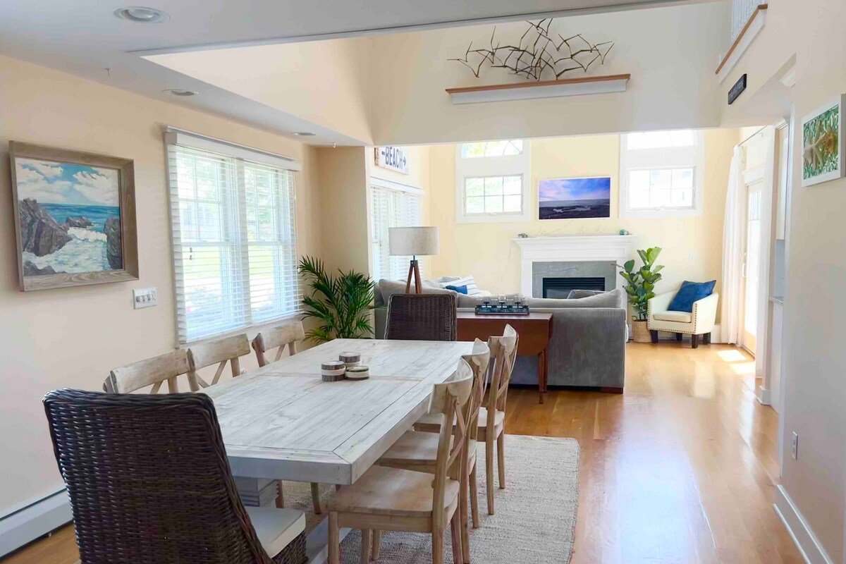 The Sea Loft. Walk to private beach + kayaks. gallery image 4