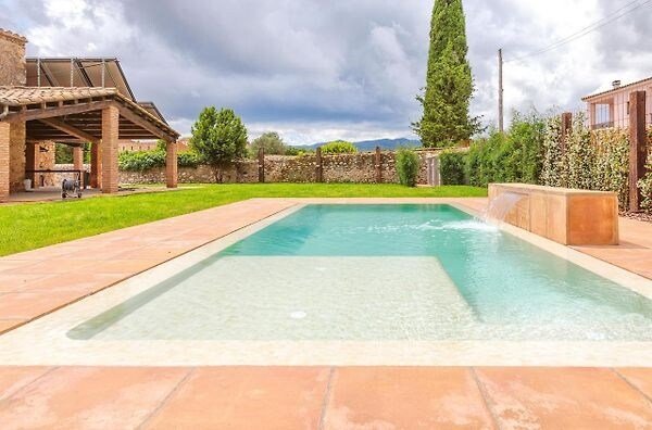 Espléndida Masía con piscina cerca de Girona gallery image 4