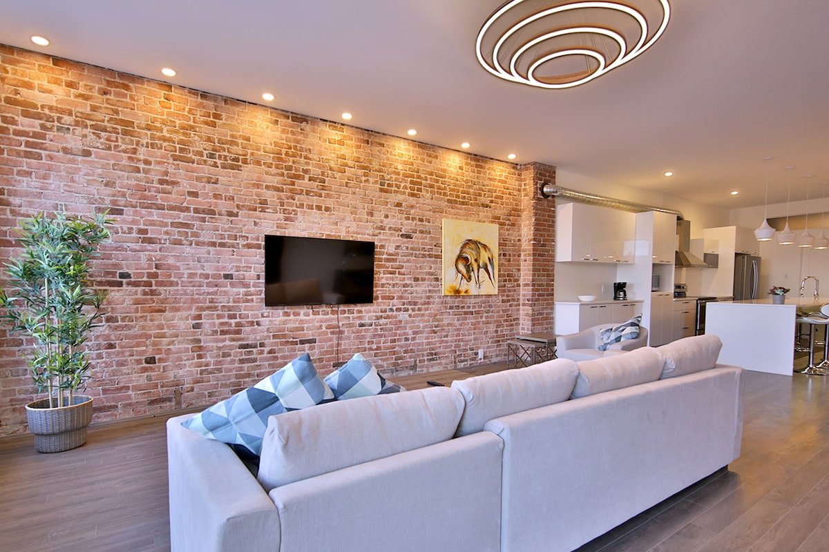 Elegant Condo in Old Montreal with Private Terrace gallery image 4