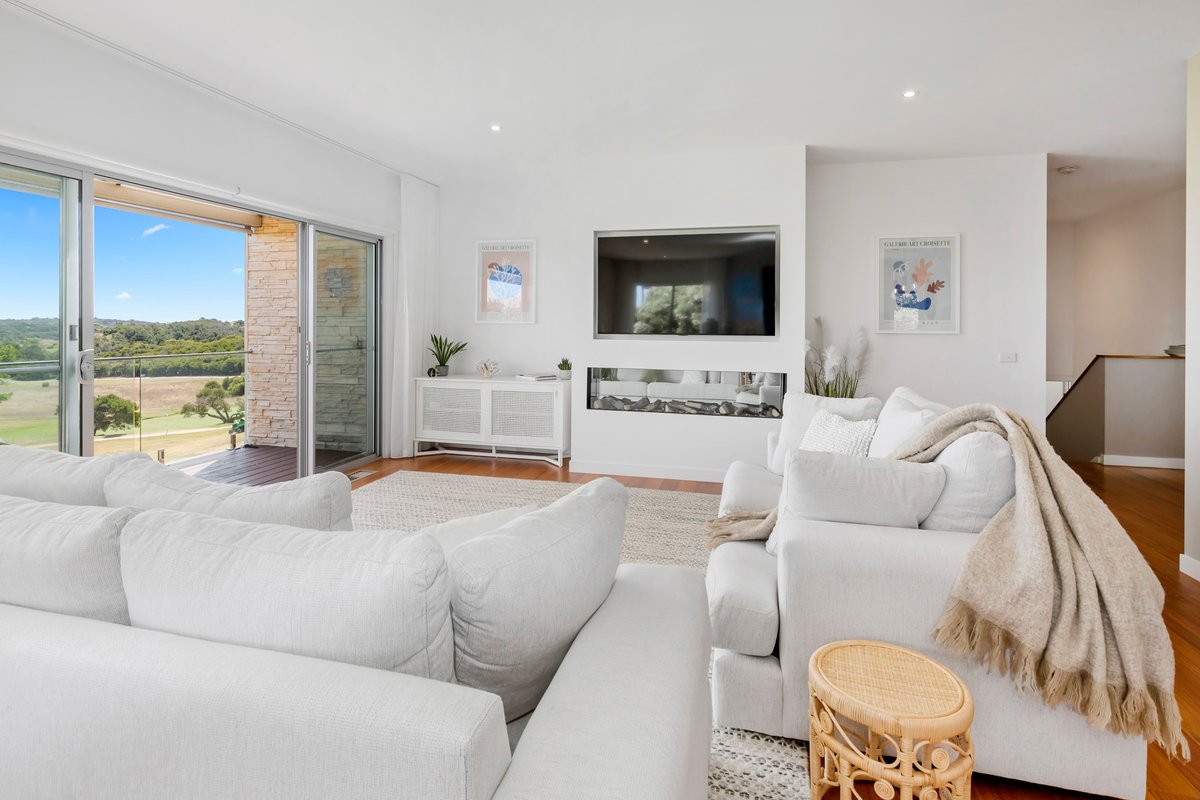 Moonah Views Luxury Getaway with Jacuzzi