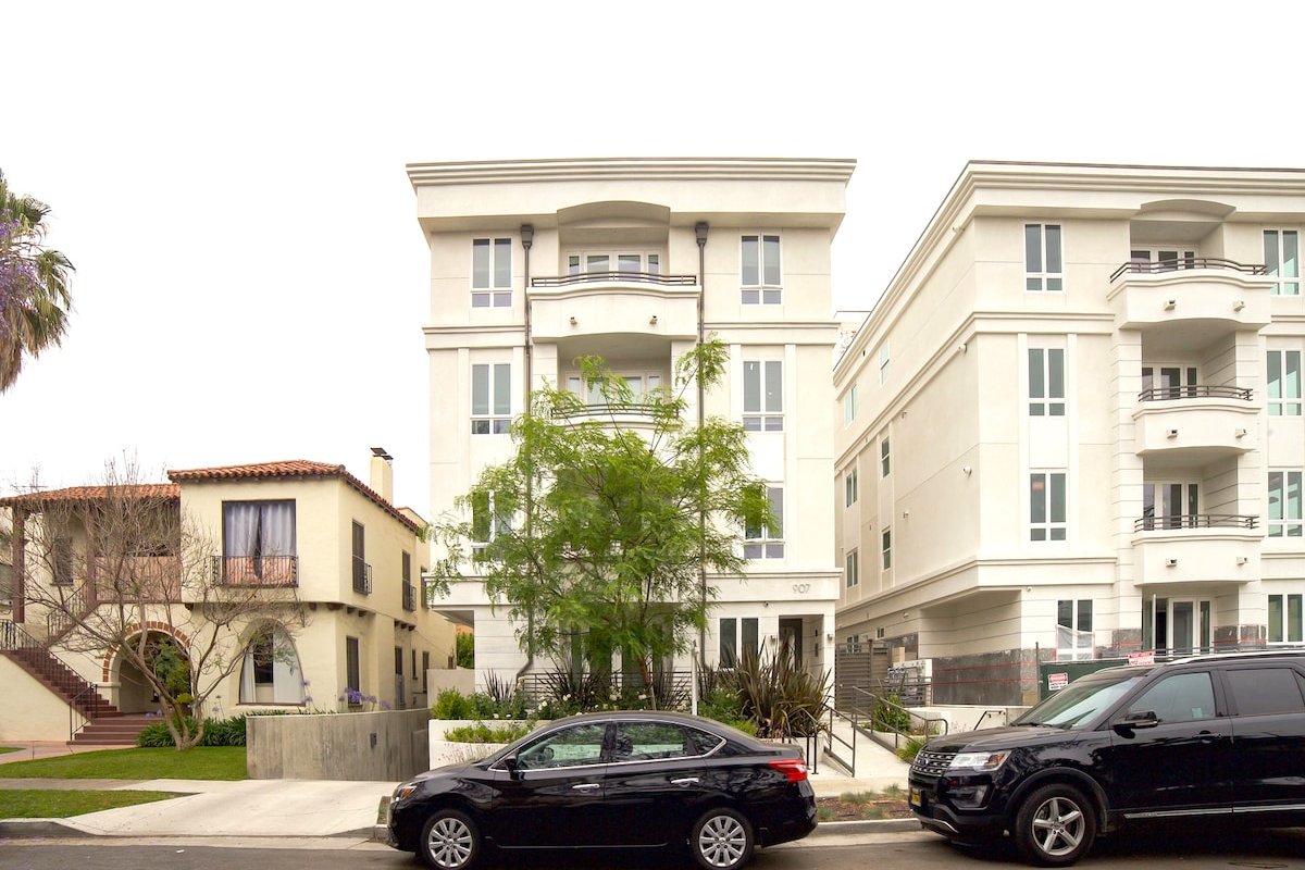 “Two Story Penthouse in Beverly Hills” gallery image 3