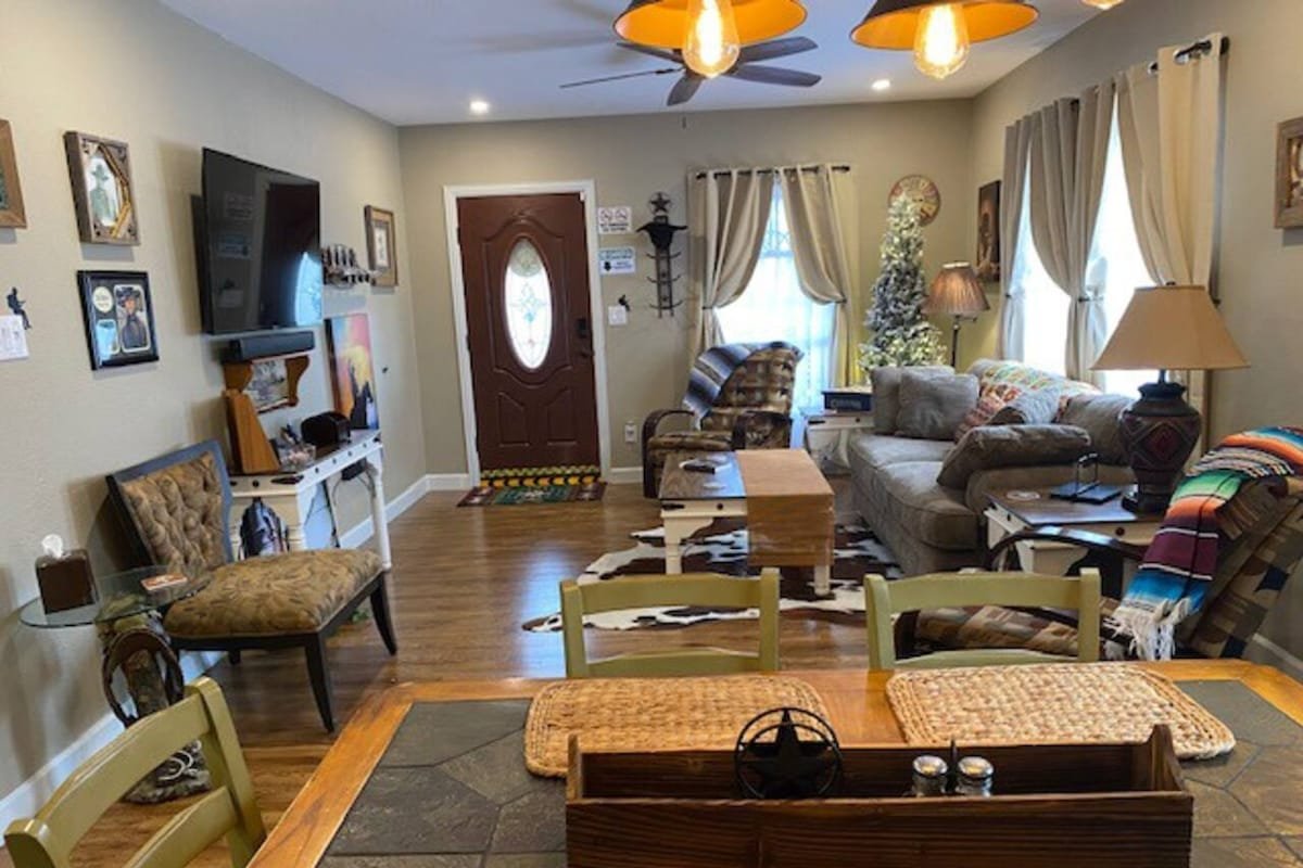 StockYards!-1.5 blk-TCU-Cowboy Cottage sleeps 9 gallery image 4