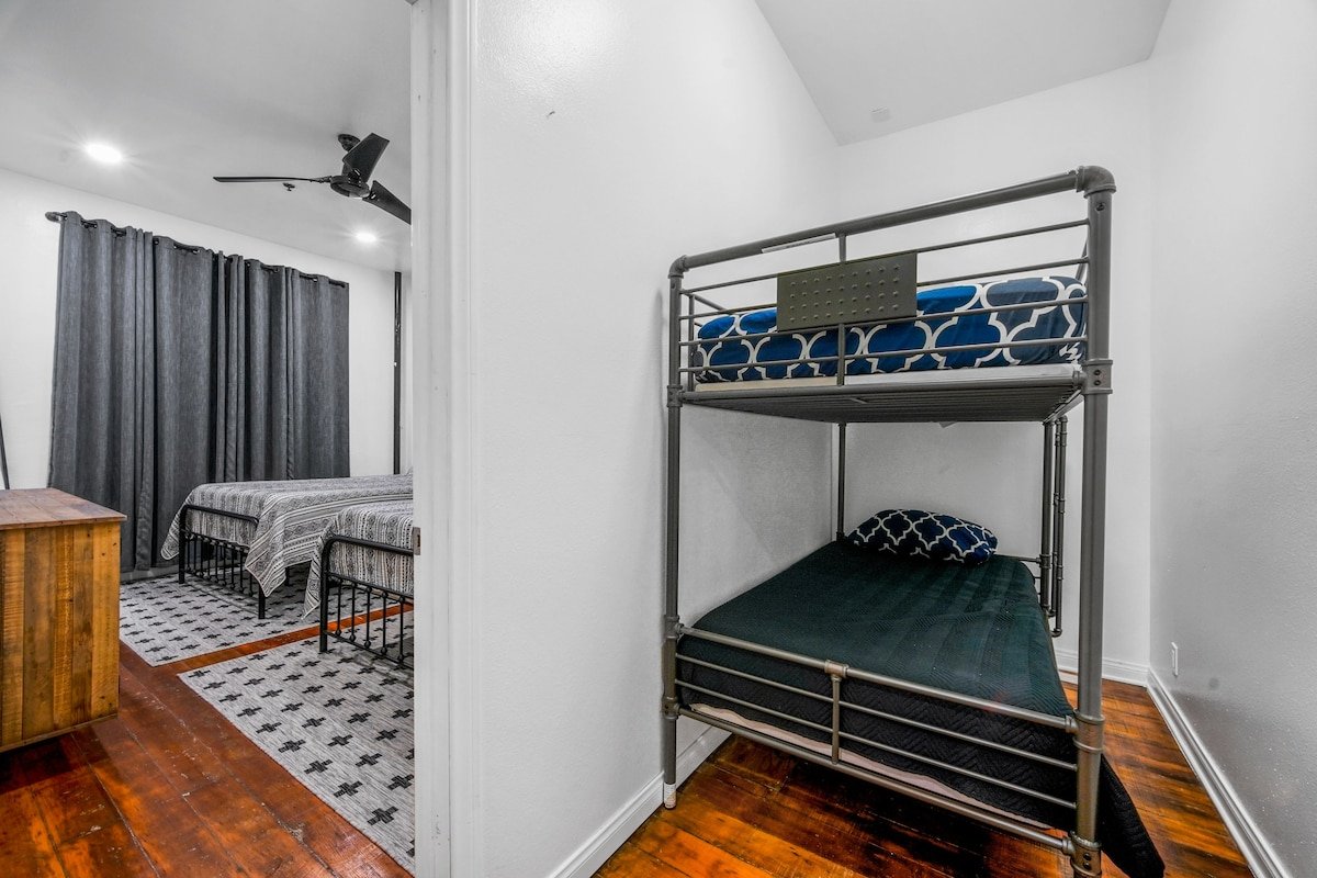 Huge 4 bedroom Great location Gaslamp near Petco gallery image 4