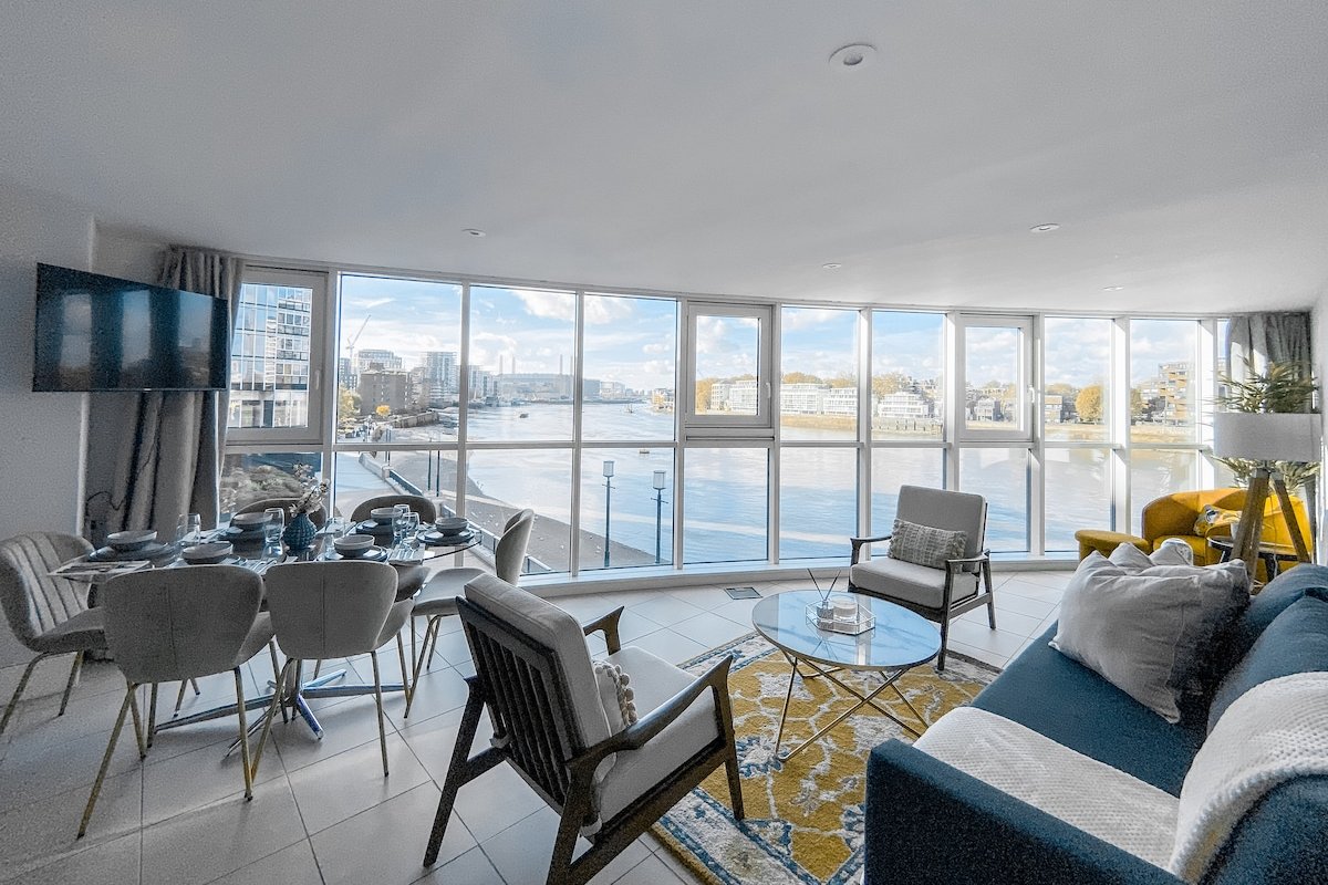 Luxury Riverside Retreat with Stunning Views gallery image 2