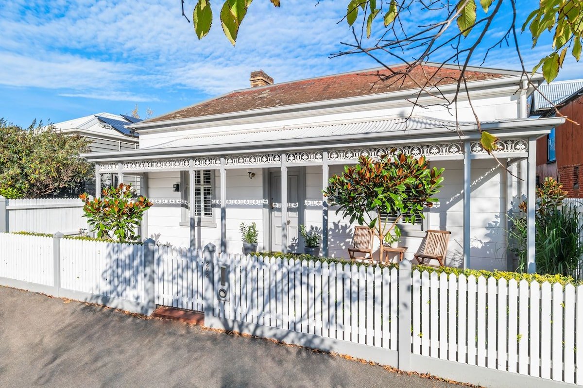 Stylish, Spacious Home in Albert Park Precinct gallery image 3