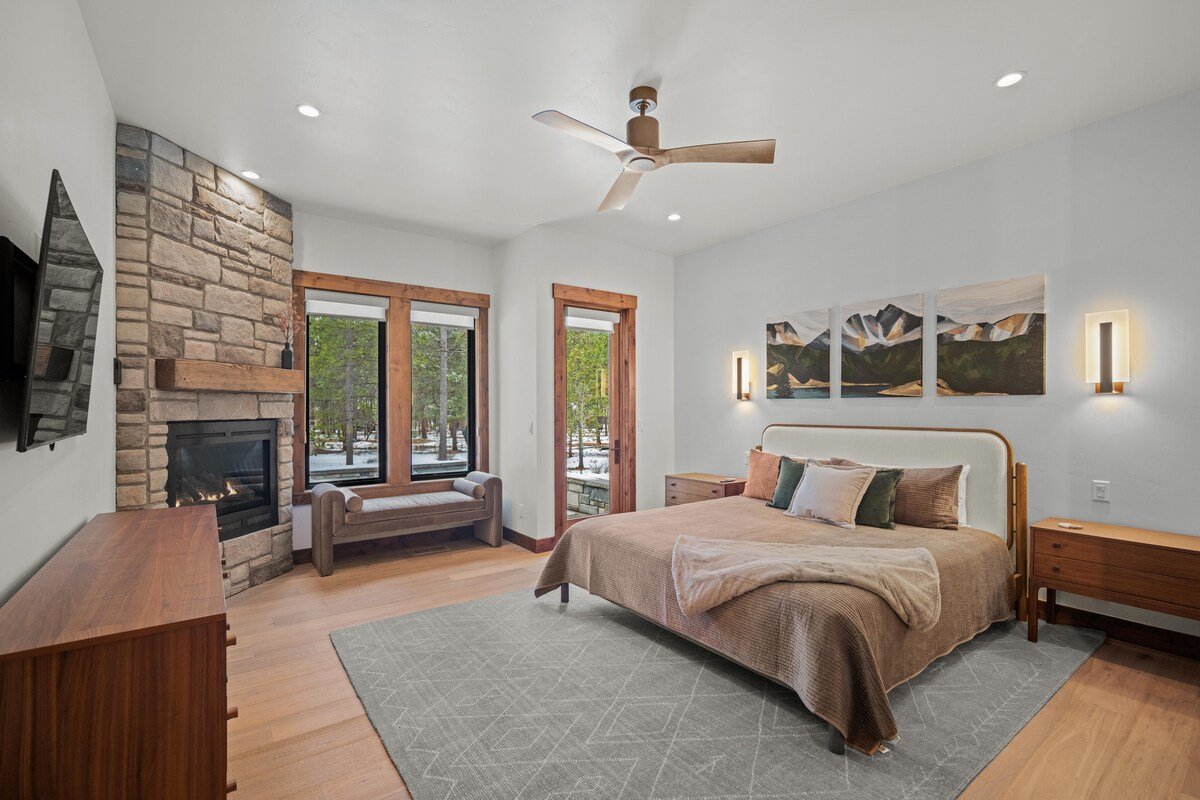 Luxe Caldera Lodge | Hot Tub, BBQ & Game Room gallery image 4