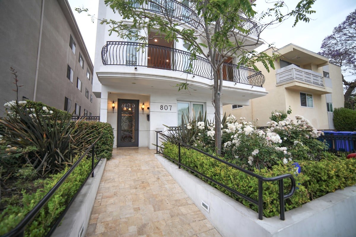 Grand Luxury Chic Unit Beverly Hills Adjacent gallery image 5