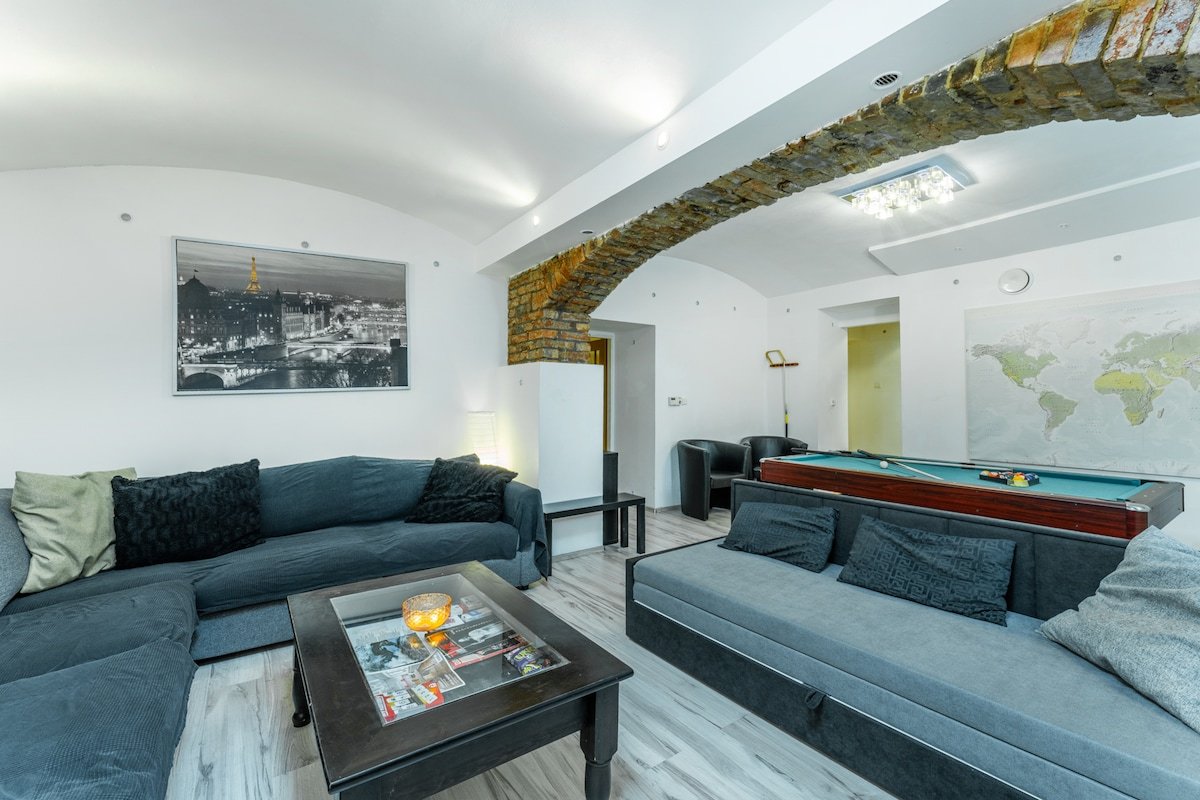 Prague apt for groups | billiard-foosball-fumoir gallery image 4