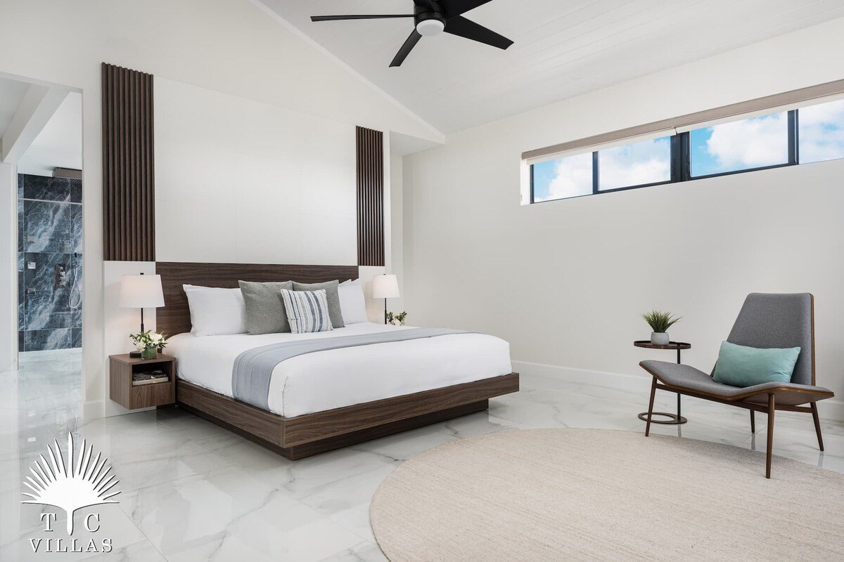 TC Villas | Evie | Pool, Kayaks, Walk to Beach gallery image 3