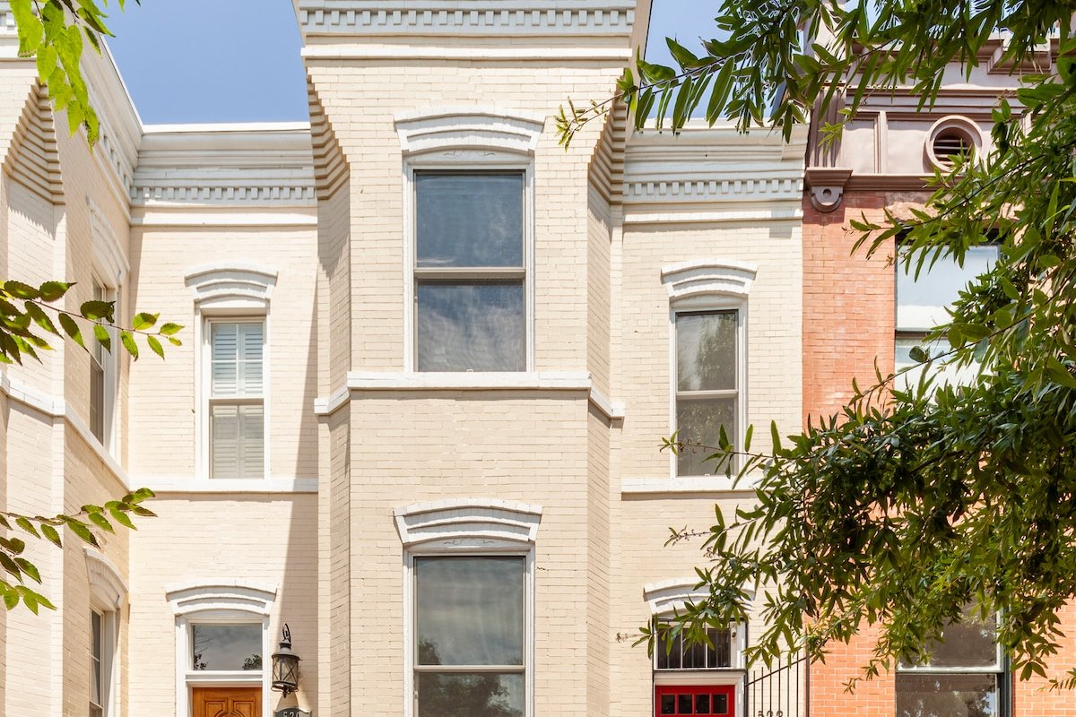 Luxury CapHill Townhouse-Free Parking-Central Loc gallery image 3