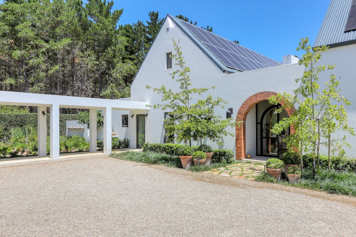 5-Bedroom Forest Getaway with Jacuzzi & Views