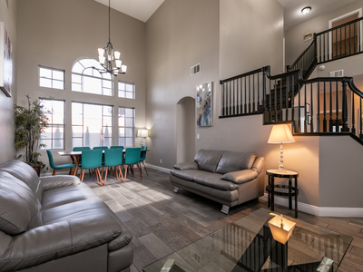 Spacious! 4BR, 3mi to airport! Strip views & Pool!