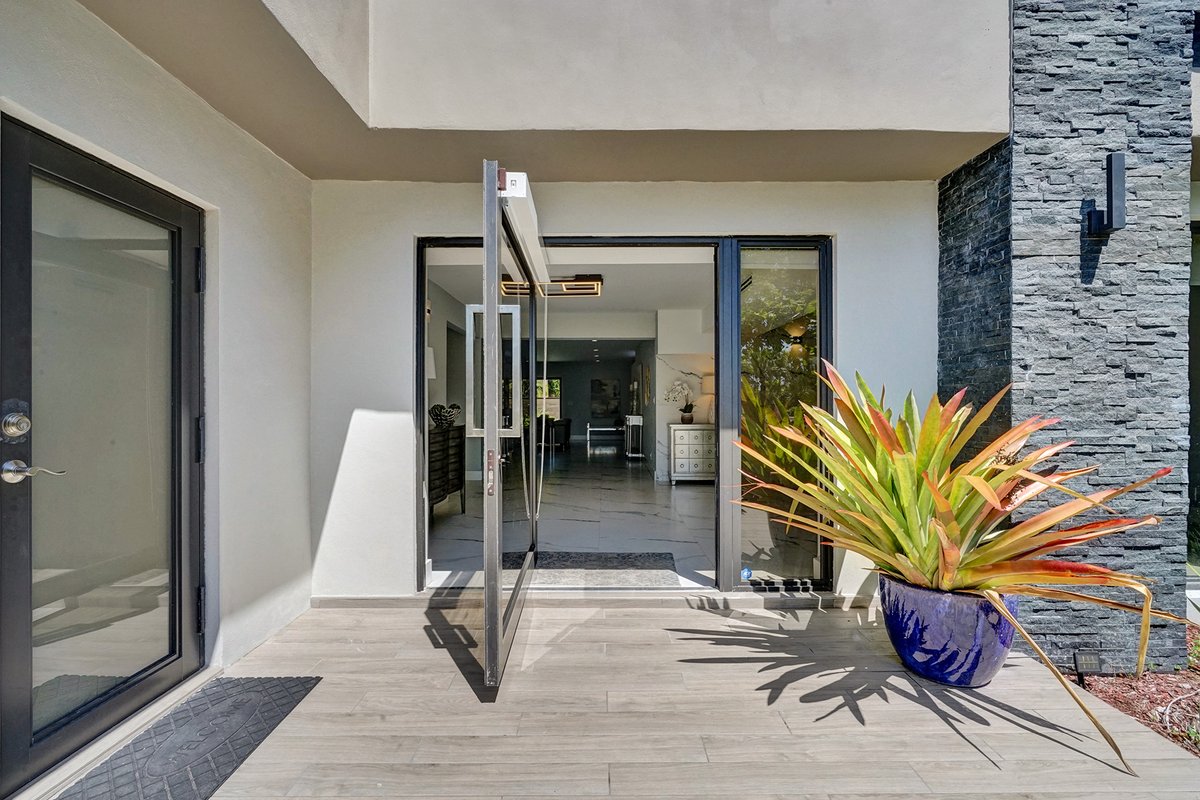 Modern Oasis, 1 mile to beach heated pool