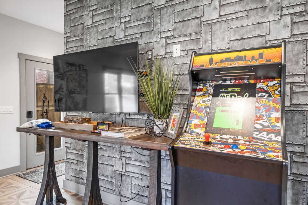 Down town Dream Stay – Two Luxury Homes -7BR! gallery image 4