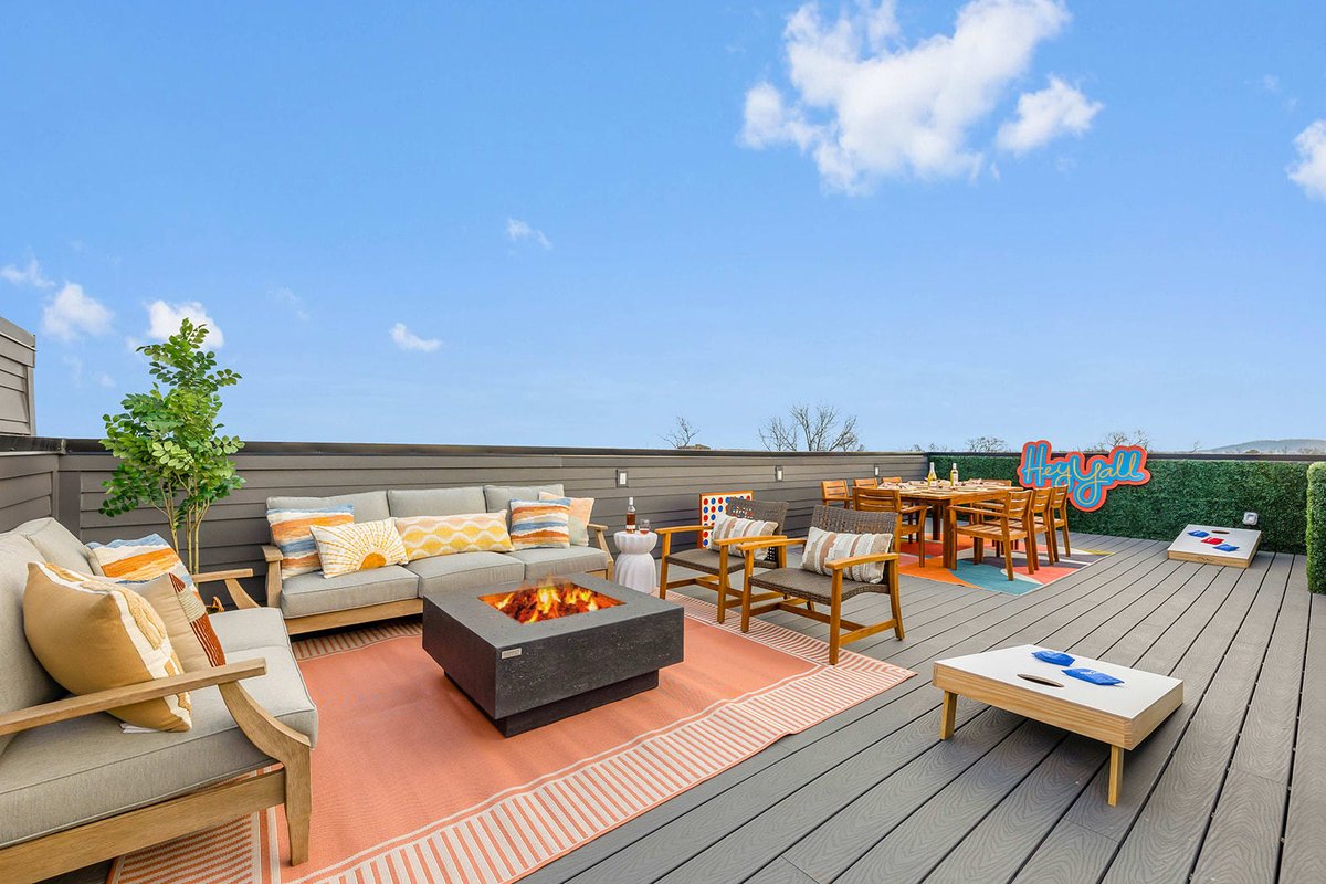 The Banjo – Huge Rooftop + 1.5 miles to Broadway