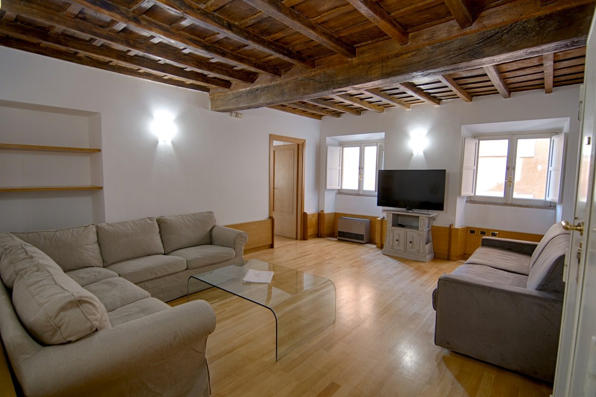 Spacious apartment in the heart of Rome gallery image 2
