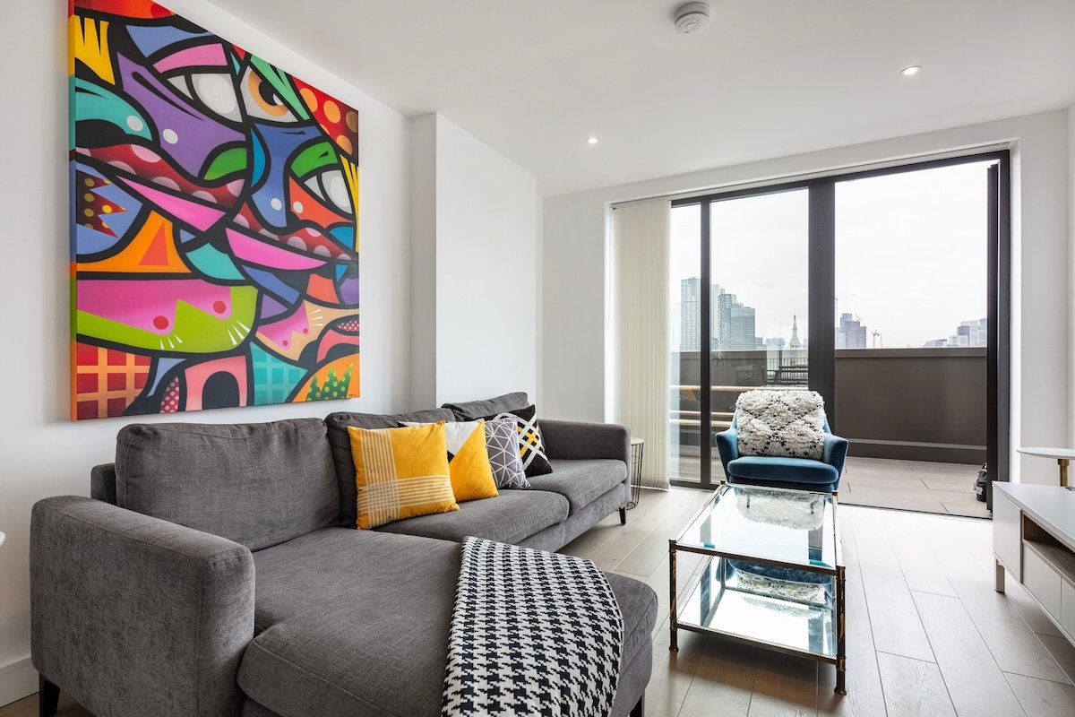 Penthouse 3-bed 2-bath 2-Decks w Lift, Gym & Views gallery image 2