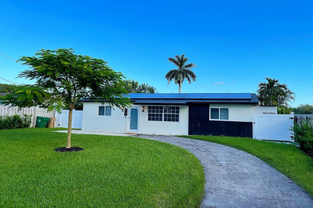 Modern pool home on lake near Hardrock FLL airport gallery image 4