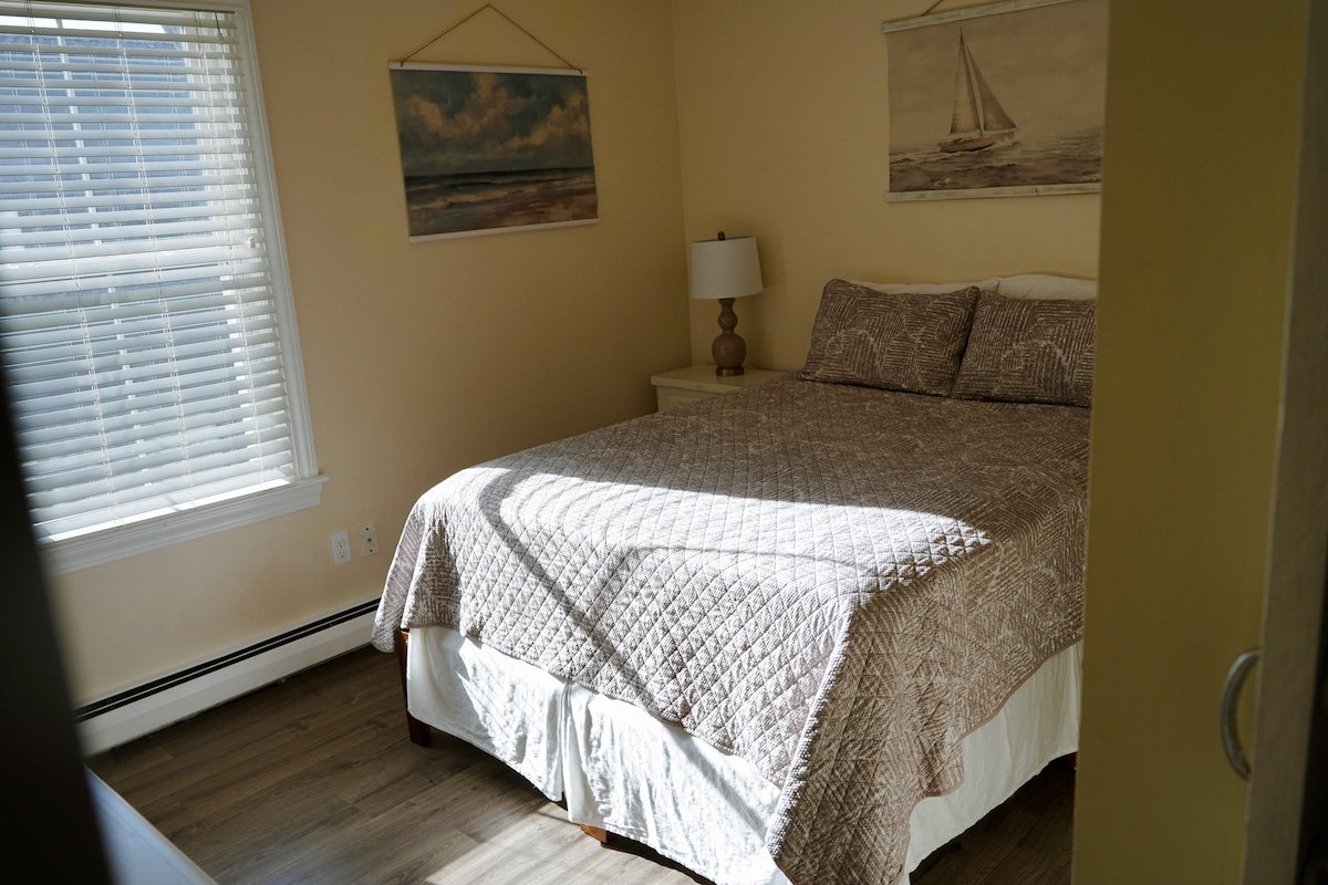 Downtown Newport/2 Bedroom w/ Parking/Newport Loft gallery image 4