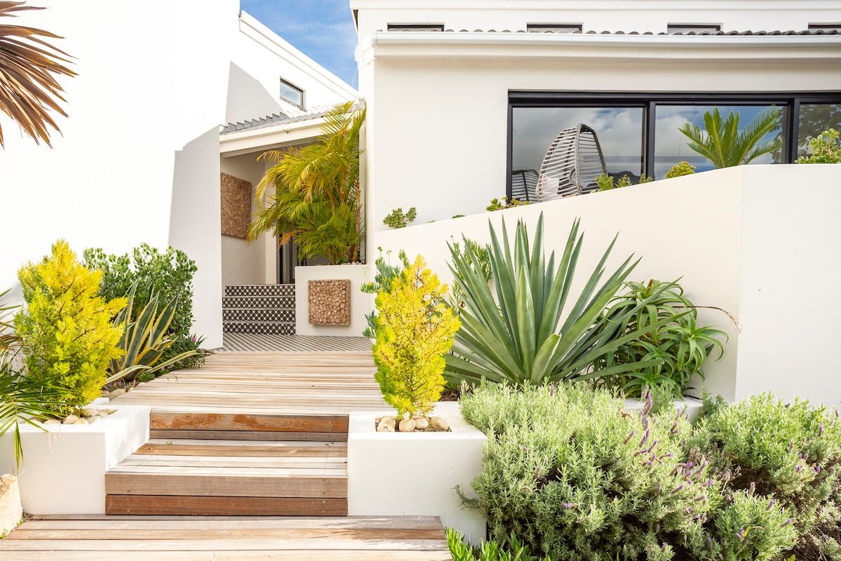 Modern House Set Within Beautiful Gardens gallery image 4