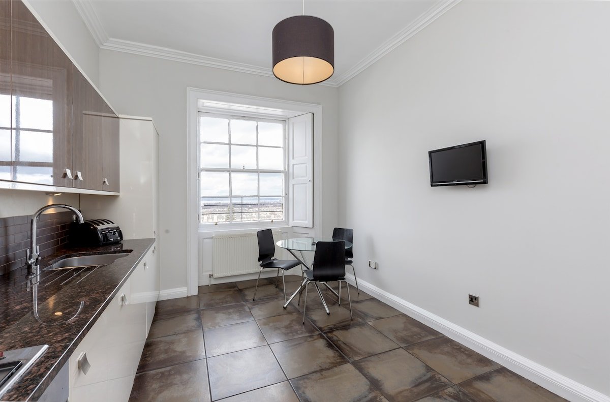 York Place City Centre 4 bedroom Apartment gallery image 4