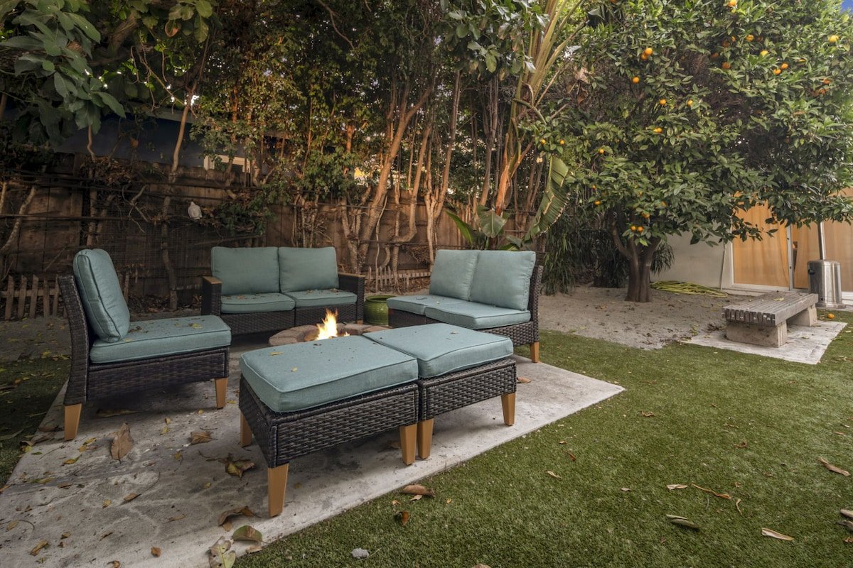 PB Villa- Fire Pit, Big Yard, Mins from the beach gallery image 4