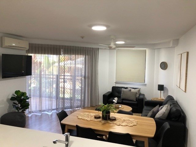 Renovated 2 bedroom poolside apartment gallery image 4