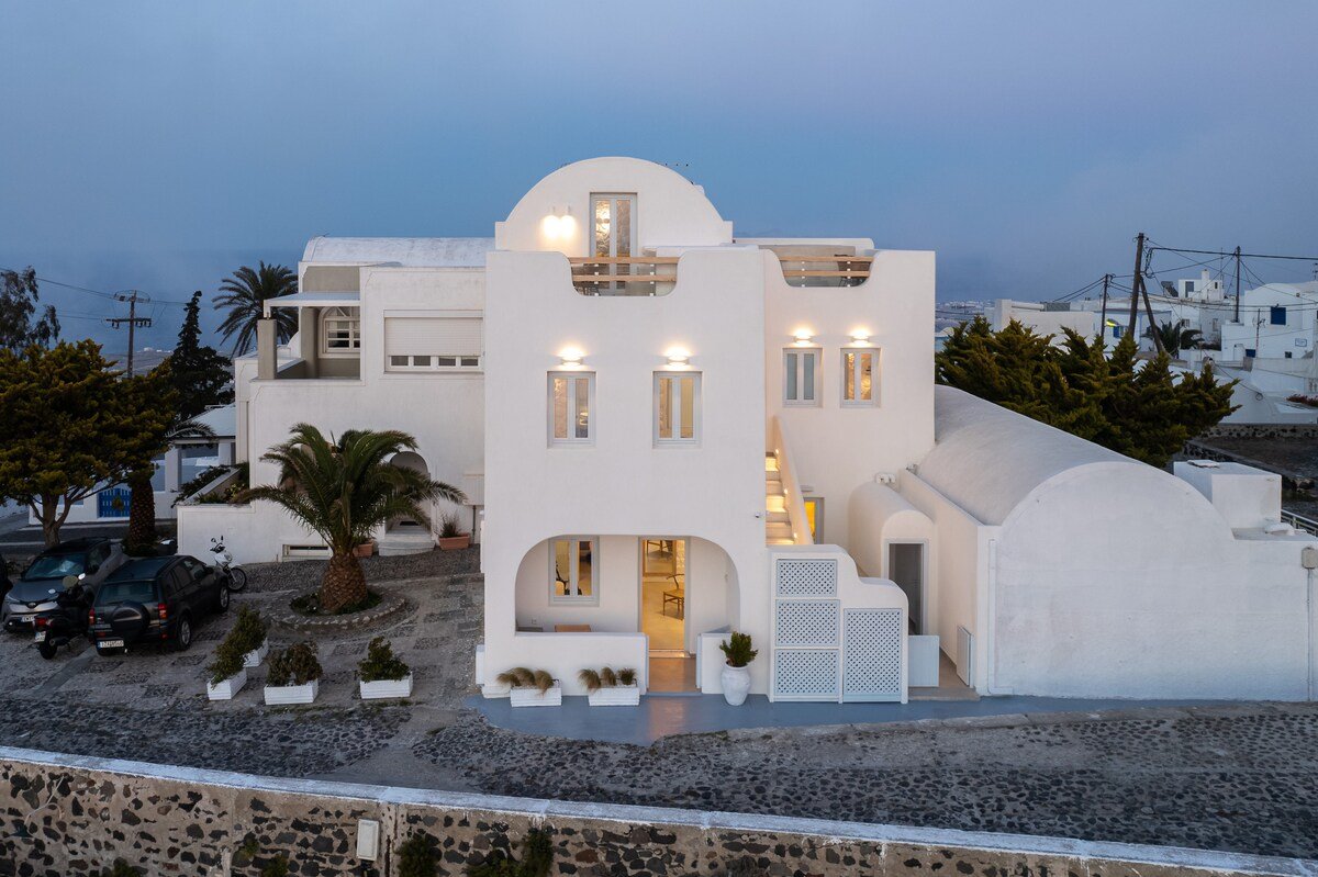 Airth Suite (2 jacuzzi 190° Caldera & Sunset view) gallery image 4