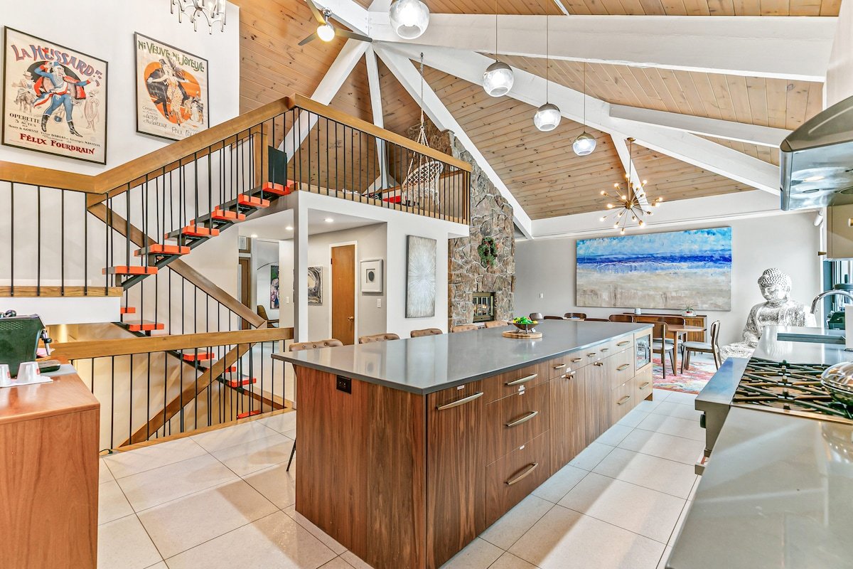 Artful Stay: Large, Immersive, Hot Tub + Fire Pit gallery image 4