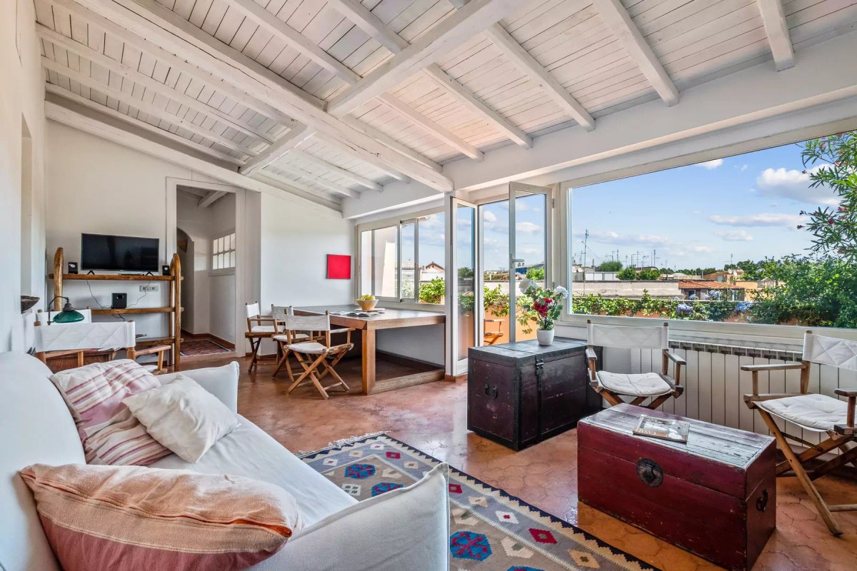 Trastevere penthouse with double exposure