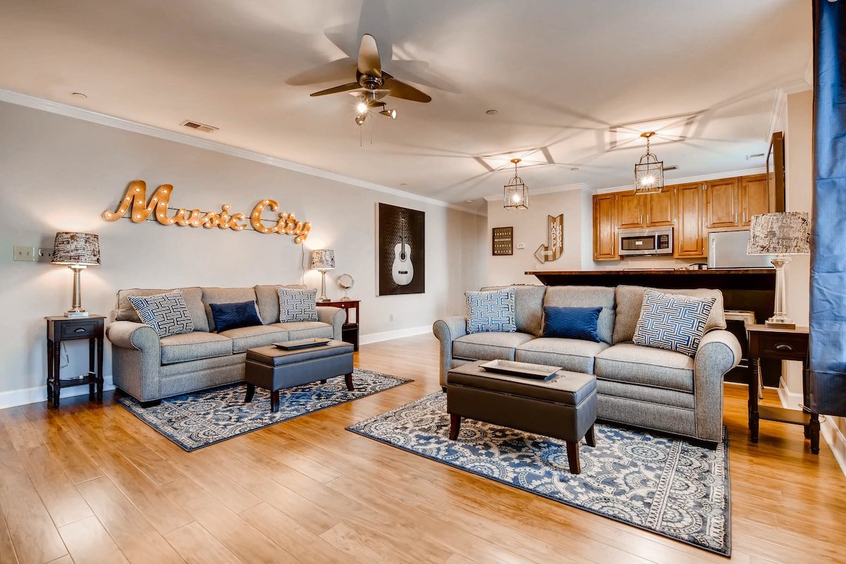 King Beds| WalktoBroad| 2 Bdr | 2 Bath | Pinnacle! gallery image 2