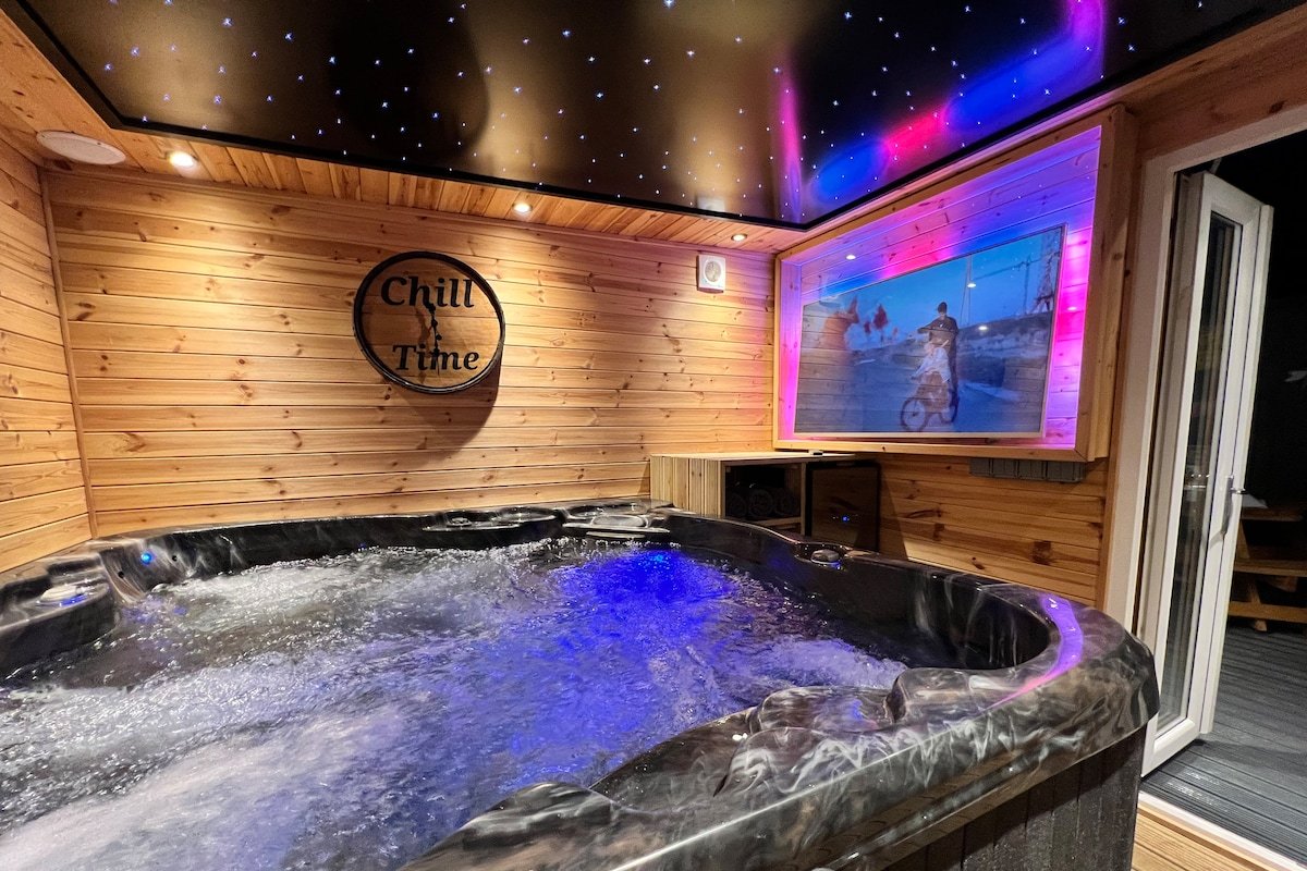 Luxurious 3 Bedroom Townhouse With Hottub & Sauna. gallery image 2