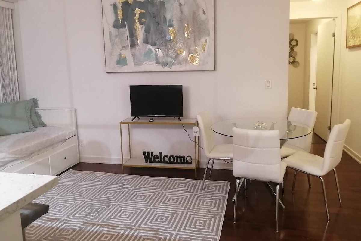 Beautiful 3 Bdr Lake View By CN TowerToronto Condo gallery image 5