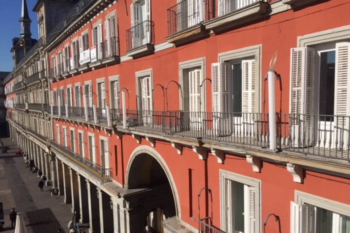 Plaza Mayor Deluxe- 2 bathrooms! gallery image 5