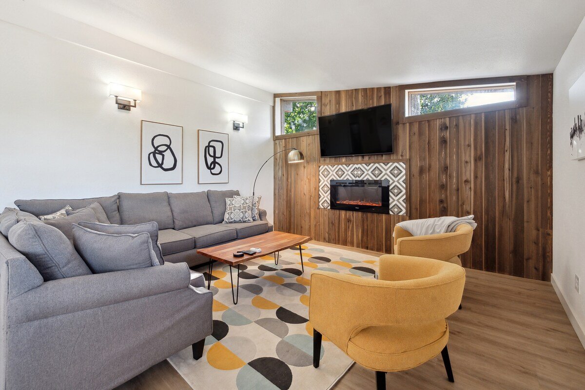 Mid-century modern style home in Harvey Park gallery image 2