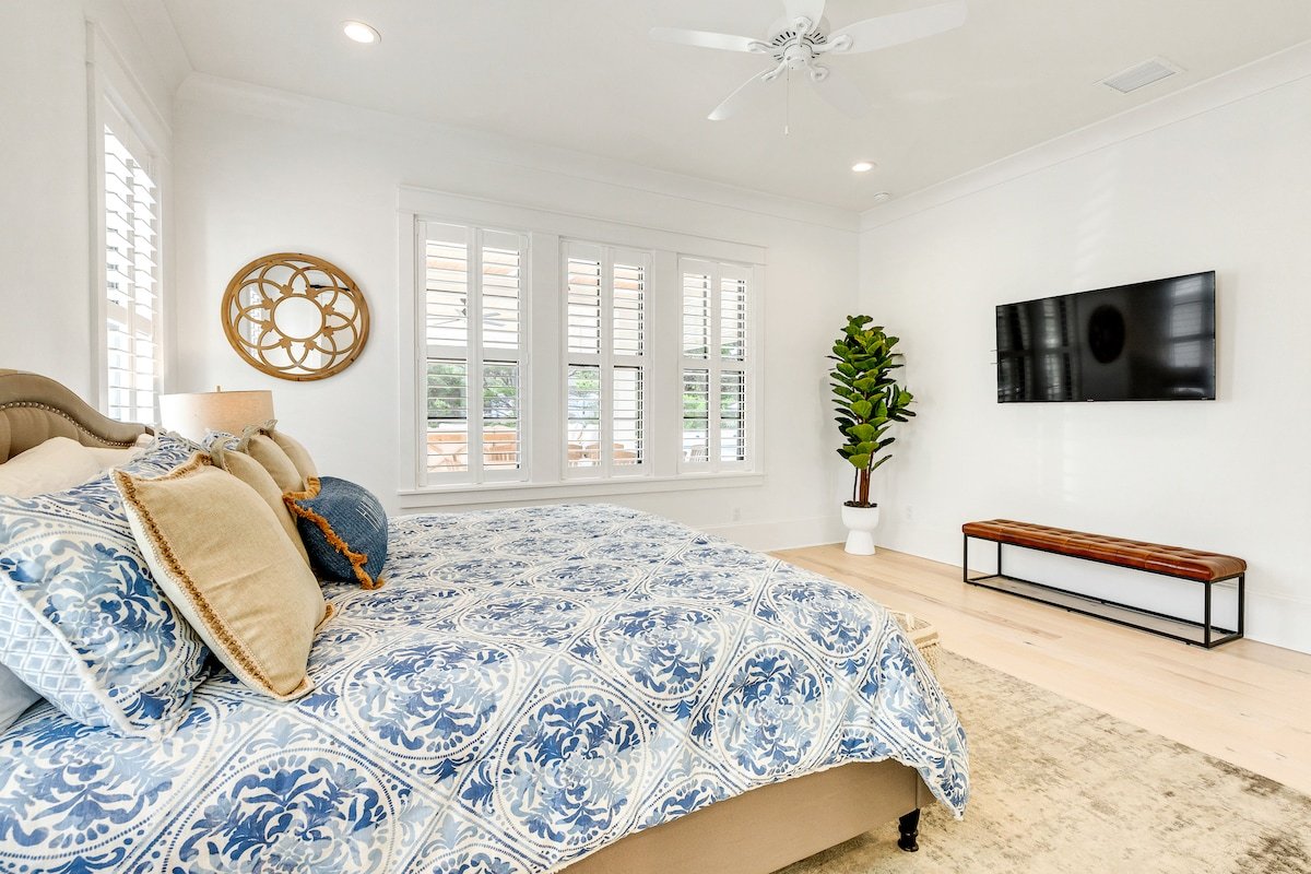 Resort Like Paradise-Steps to Beach! Award Winning gallery image 2