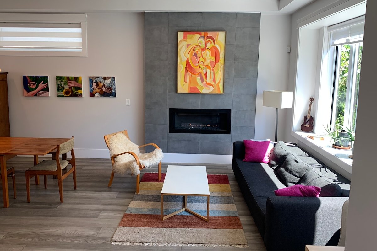 Modern home, sleeps 6-8, centrally located gallery image 2